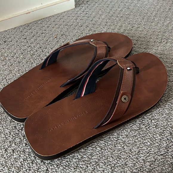 Tommy Hilfiger Men’s Brown Leather flip flops size 10, lightly used. - Picture 3 of 4